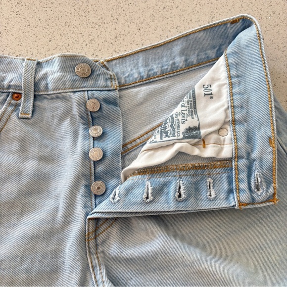 Levi's Women's 501 Button Fly Jean Denim Shorts Size W 27 Cut Off Light Wash - Picture 10 of 16